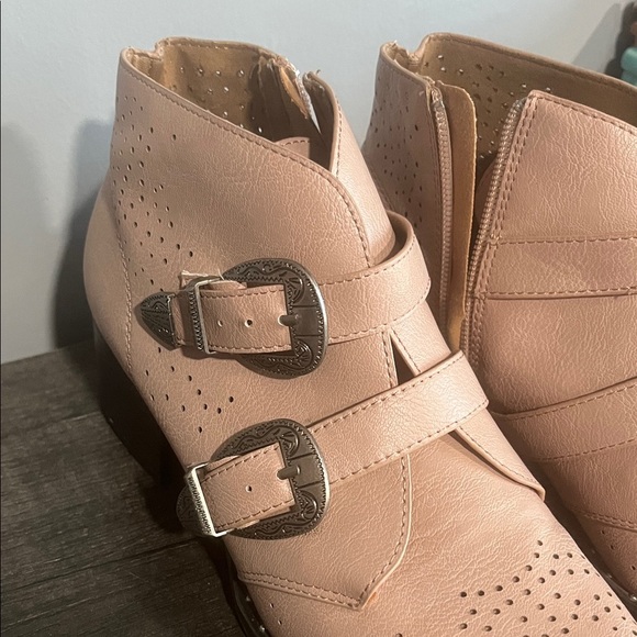 Qupid Women's Blush Ankle BootiesSize 7.5 - Picture 3 of 9